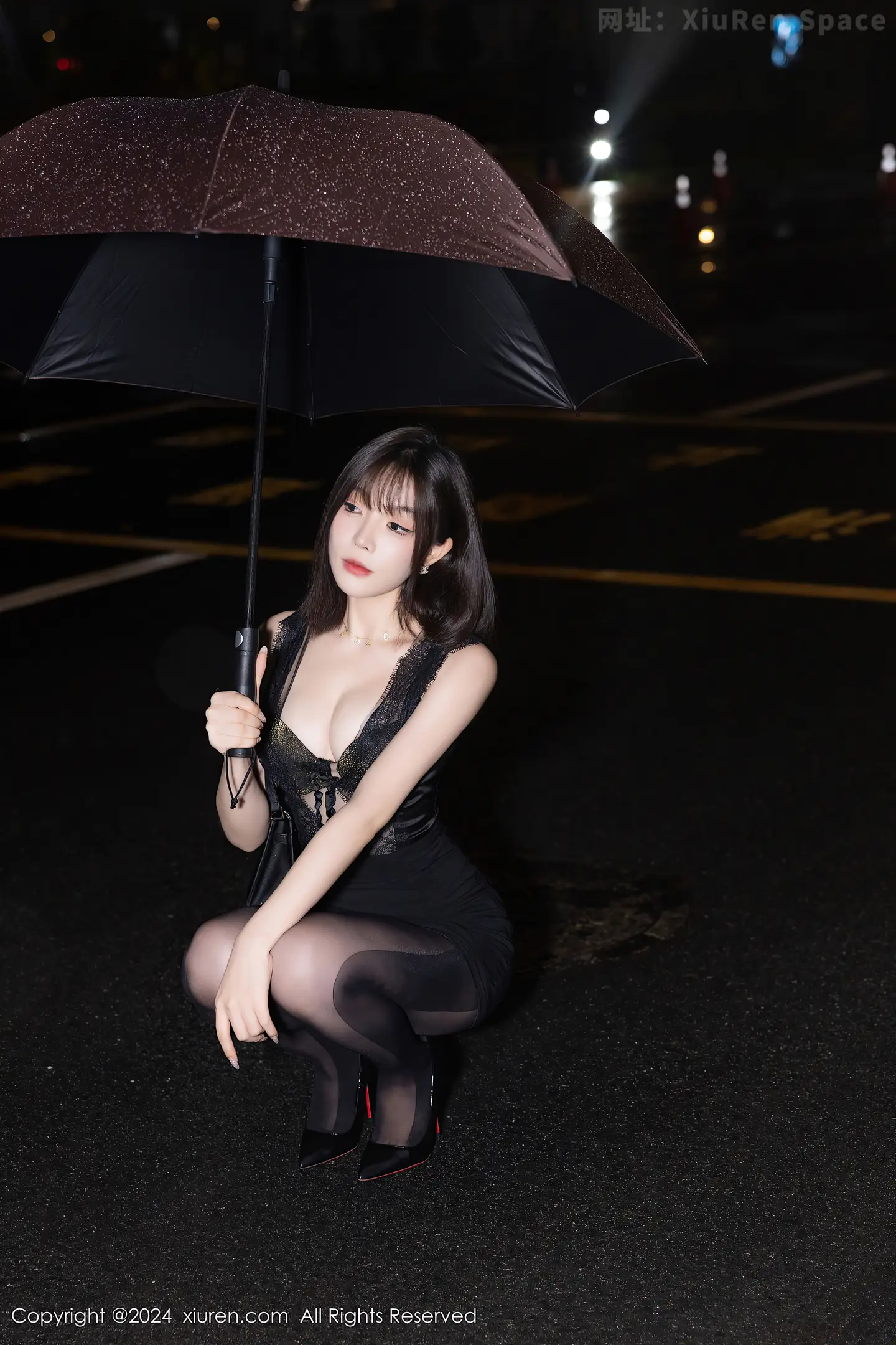 图片[4]-[XiuRen秀人网] VOL.9157 女神徐莉芝Booty性感黑色连衣裙露黑色内衣配超薄黑丝魅惑写真86P-秀人网官方网站